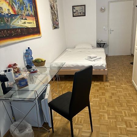 Schoenes Zimmer In Der City Basel Exteriör bild