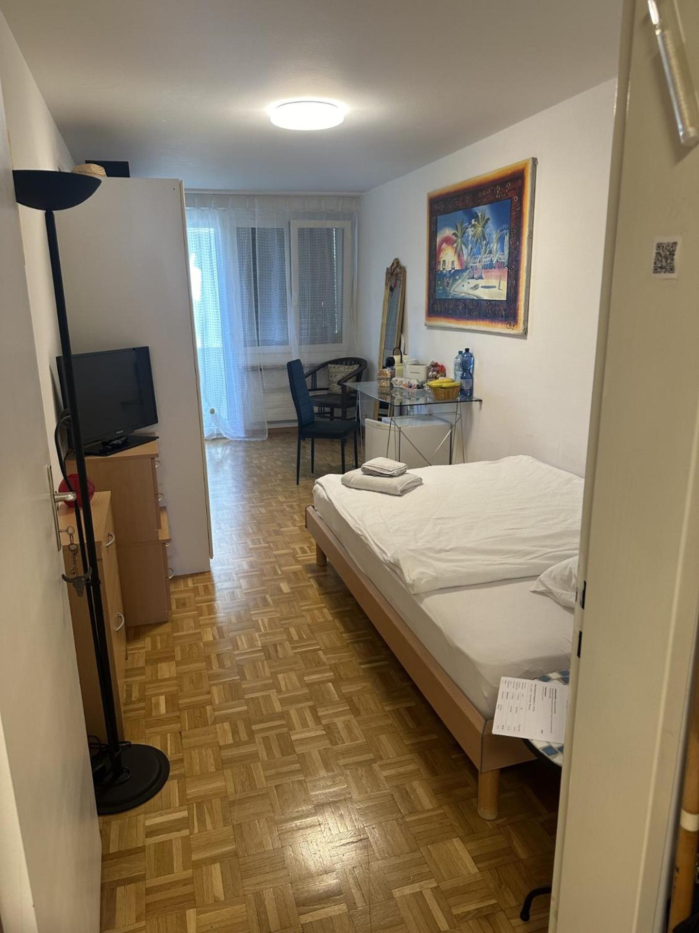 Schoenes Zimmer In Der City Basel Exteriör bild