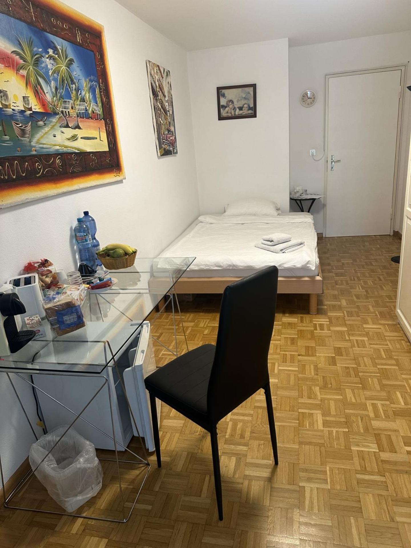 Schoenes Zimmer In Der City Basel Exteriör bild